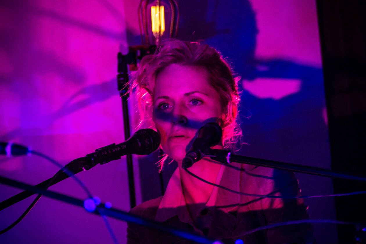 Intimes Spontankonzert im alten Krematorium. – Agnes Obel in Berlin.