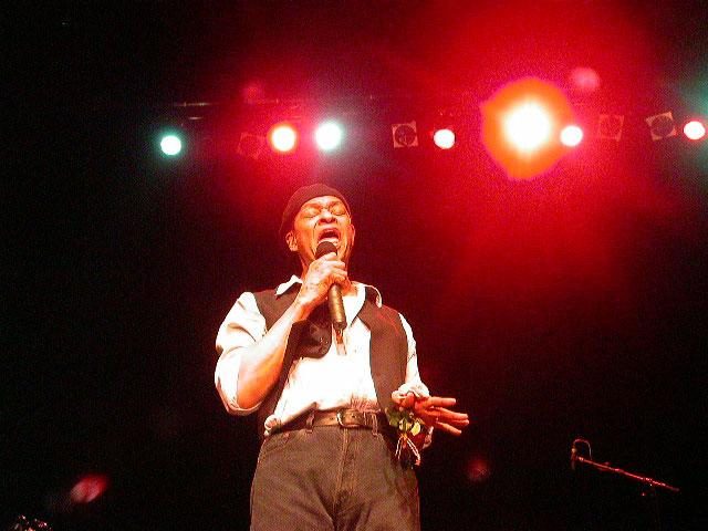 Al Jarreau – Bei seiner Tour 2004 wird der Entertainer stürmisch gefeiert. – 