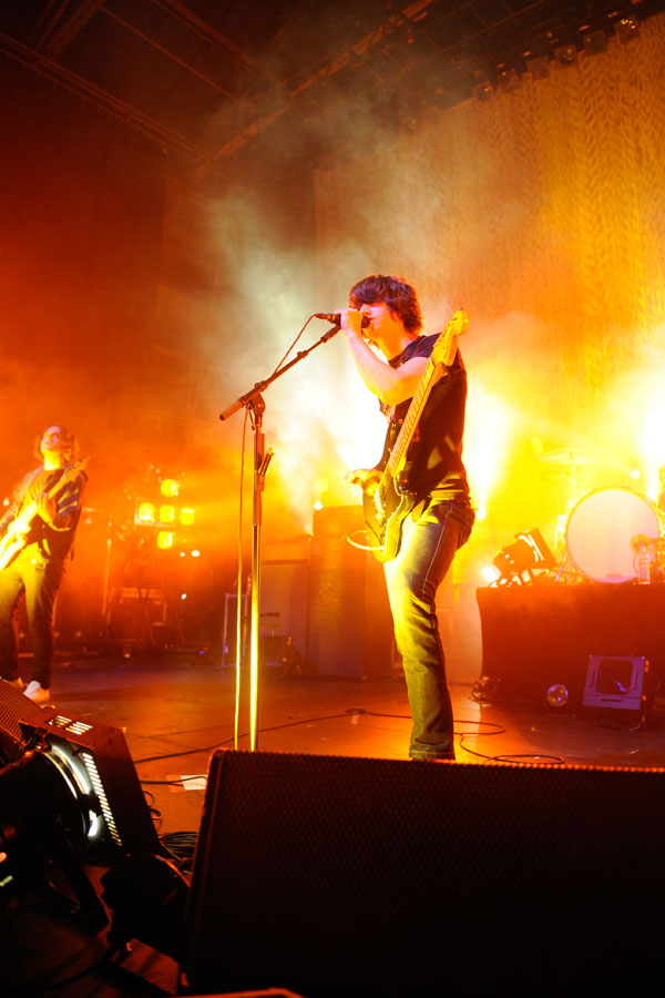 Sie sind eine Liveband. Daran lassen sie in Köln nicht den geringsten Zweifel. – Die Arctic Monkeys live in Köln.