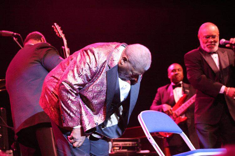 B.B. King – Auf seiner Abschiedstour glänzt der alte Mann des Blues als Charmeur. – 