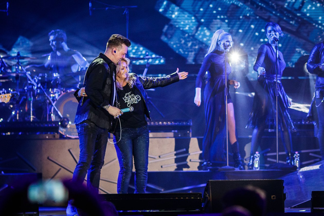 Ben Zucker Bonnie Tyler 13 17 Beim Konzert Wurde Auch Fur Eine Dvd Gefilmt Mit Am Start Bonnie Tyler Und Schwester Sarah Zucker Laut De Foto