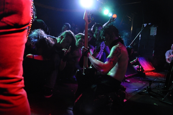 Blitzkid in Köln beim Finale der Hell Nights Tour 2008. – Argyle Goolsby gibt Lehrstunden im Bass spielen