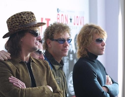 Gut gelaunt präsentierten sich Bon Jovi auf der Pressekonferenz in Köln (2002) – Bon Jovi
