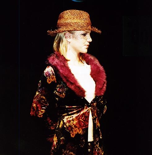 Britney Spears – Britney zeigt ihre züchtige Garderobe (Oktober 2000). – 