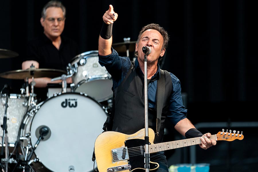 Bruce Springsteen – Nur drei Konzerte gibt der Boss in Deutschland - wir haben Bilder aus Köln! – Nach knapp drei Stunden die Zugaben: Born In The USA - Born To Run und Dancing In The Dark.