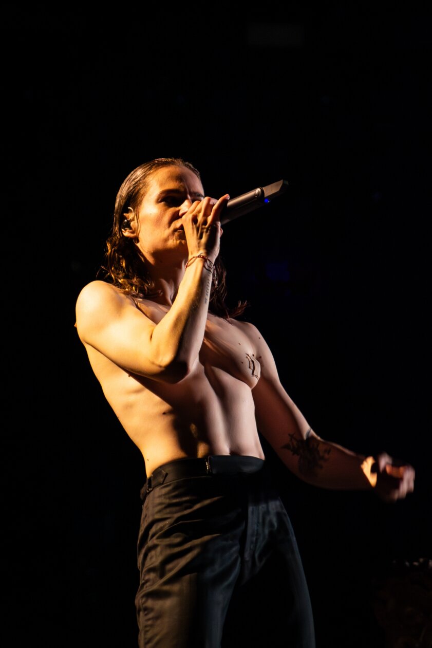 Christine And The Queens – Beeindruckendes One-Man-Theater bei Nacht. – Es gibt nur Songs vom neuen Album.