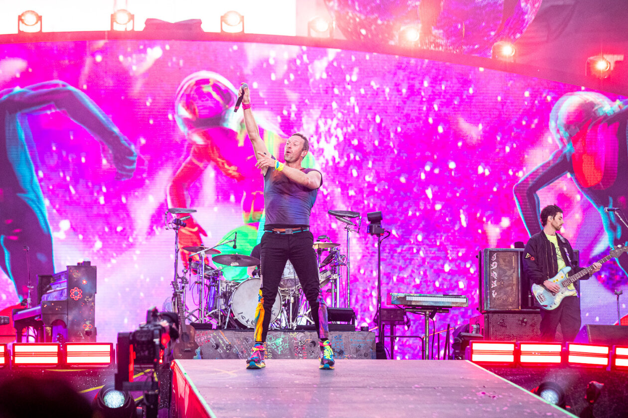 Coldplay auf Music Of The Spheres World Tour: das erste von drei Konzerten im Berliner Olympiastadion. – Chris.
