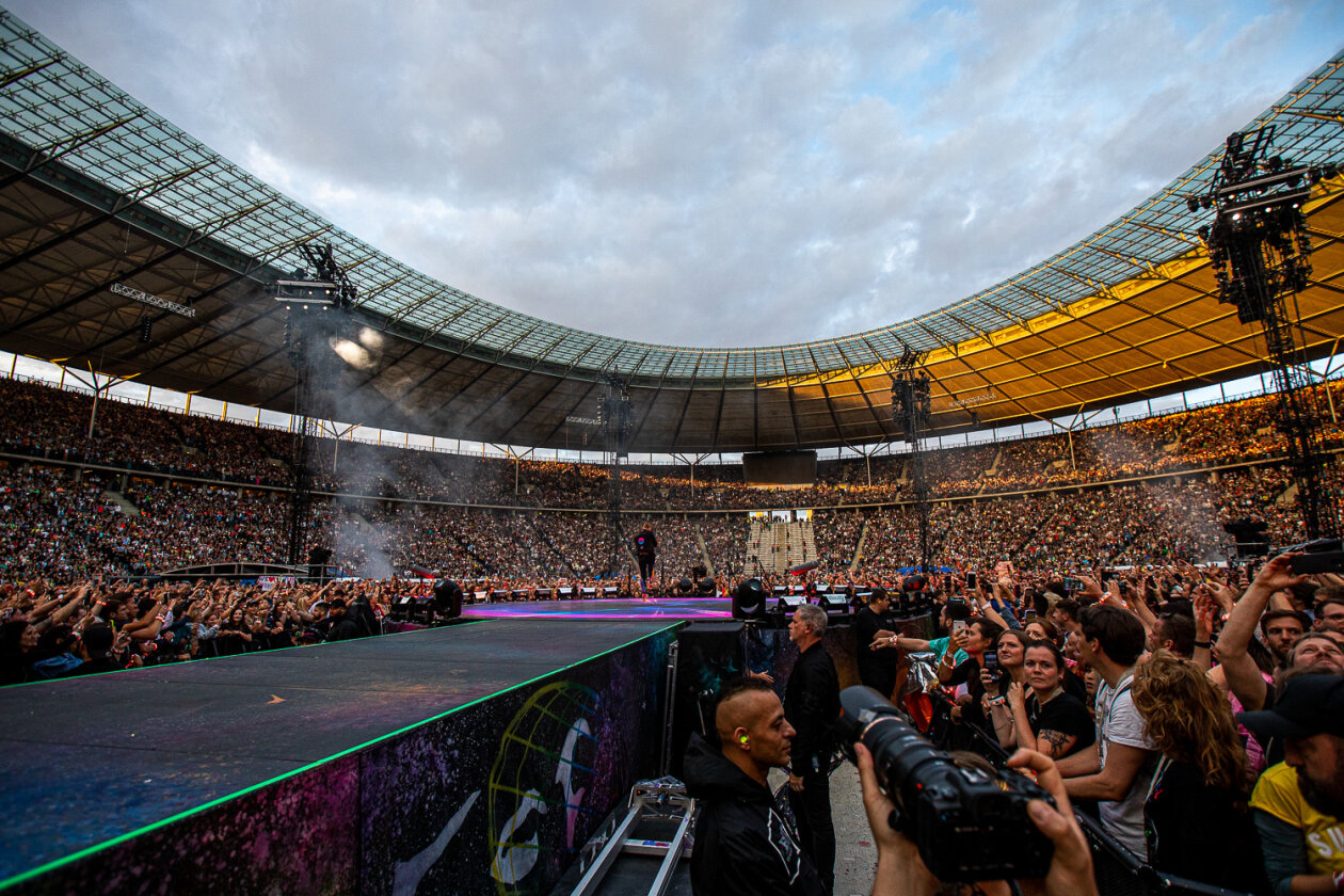 Coldplay auf Music Of The Spheres World Tour: das erste von drei Konzerten im Berliner Olympiastadion. – Im Olympiastadion.