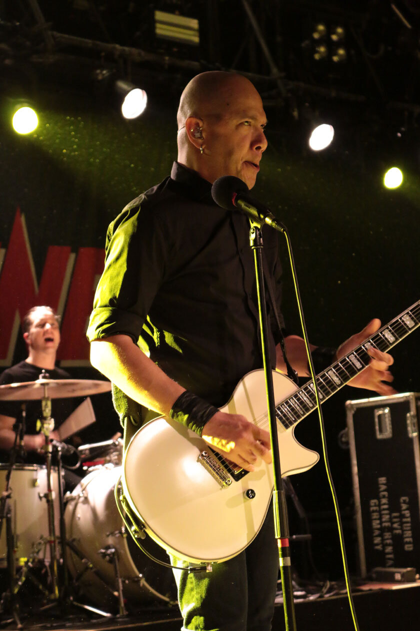 Danko Jones Danko Jones. (15/16) Danko und Band gehen ab, wie man