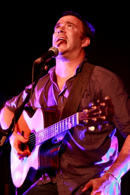 Dave Matthews Band – Best-Of-Akustik-Gig in der Warner Music Lounge. – Matthews macht auch als Komiker eine blendende Figur.