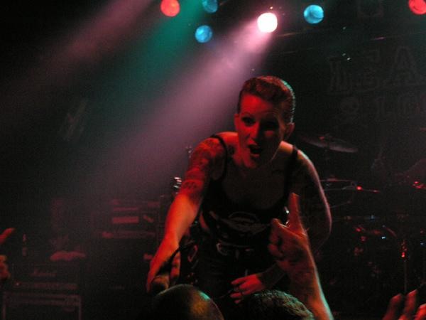 Deadline UK kommen mit ihrem melodischen Punkrock und Frontlady Liz gut an. – 