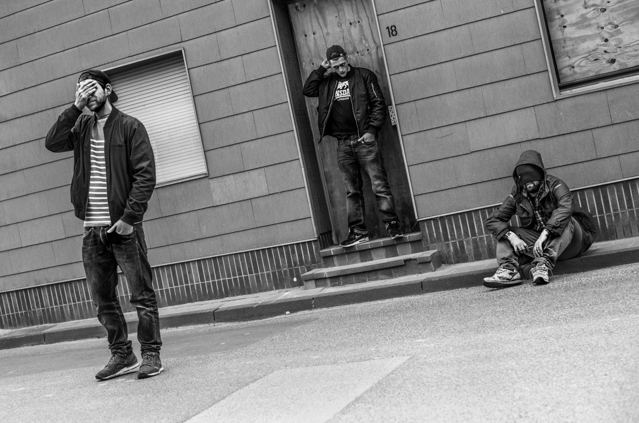 Degenhardt & Kamikazes – Kamikaze - Degenhardt, das nächste große Unding, in Szene gesetzt von Renatus Photografie. – Hand zur Hose, Herz zur Sonne, Augen zu Boden. Vier graue Wände. Viva Vaterland.