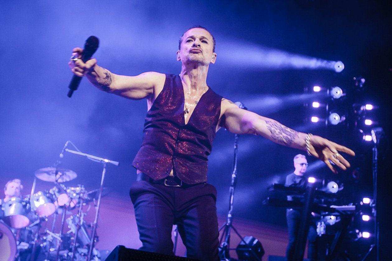 Nach der Stadion-Show im Rheinenergie-Stadion 2017 nun in der Halle: 18.000 Fans bejubelten Depeche Mode. – Doch die Masse steht auf die Hits, die Gahan intoniert