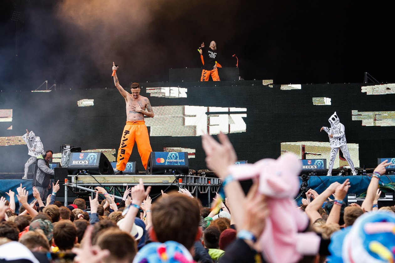 Die Antwoord – Die Südafrikaner rissen am letzten Festivaltag fast die Hauptbühne ab. – Viel los.