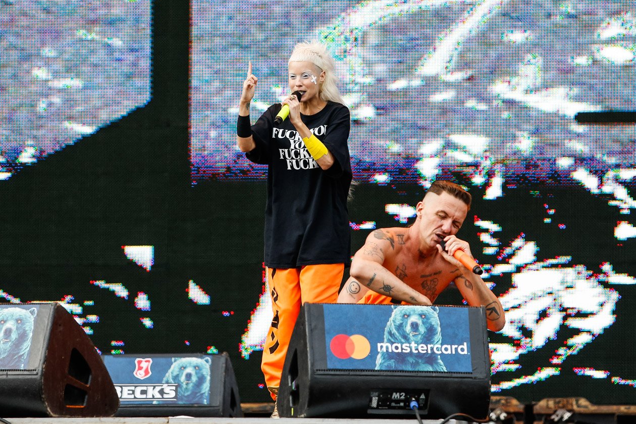 Die Antwoord – Die Südafrikaner rissen am letzten Festivaltag fast die Hauptbühne ab. – Yolandi und Ninja.