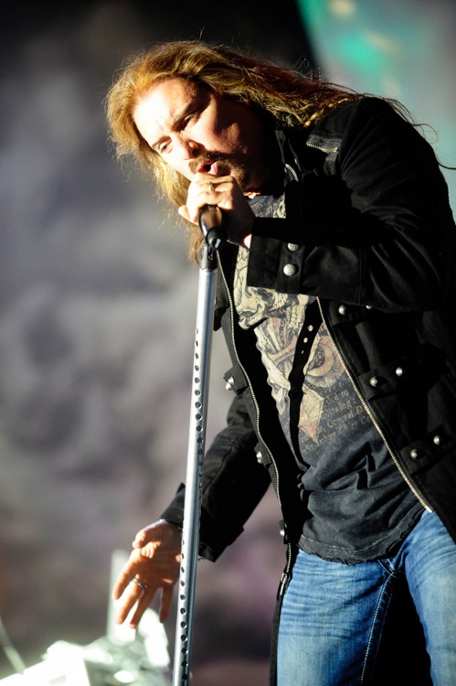Zusammen mit Opeth in Düsseldorf: Dream Theater. – Frontmann James LaBrie kämpft anfangs...