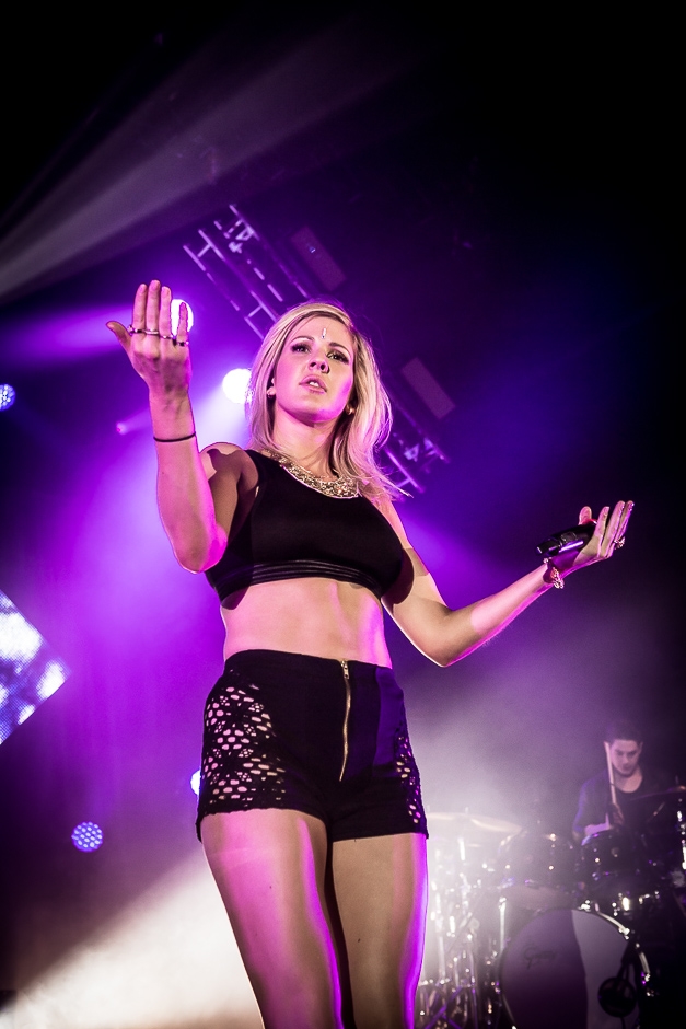 Ellie Goulding – Als wär der Sommer in der Stadt gewesen - im kurzen Outfit on stage. – Come on!