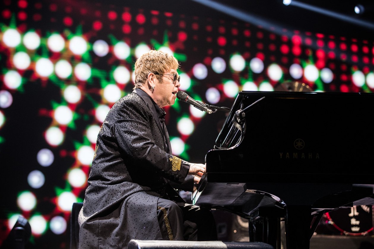 Elton John – Wenn sich der Brite ankündigt, ist die Hütte rappelvoll. – Behind the piano.