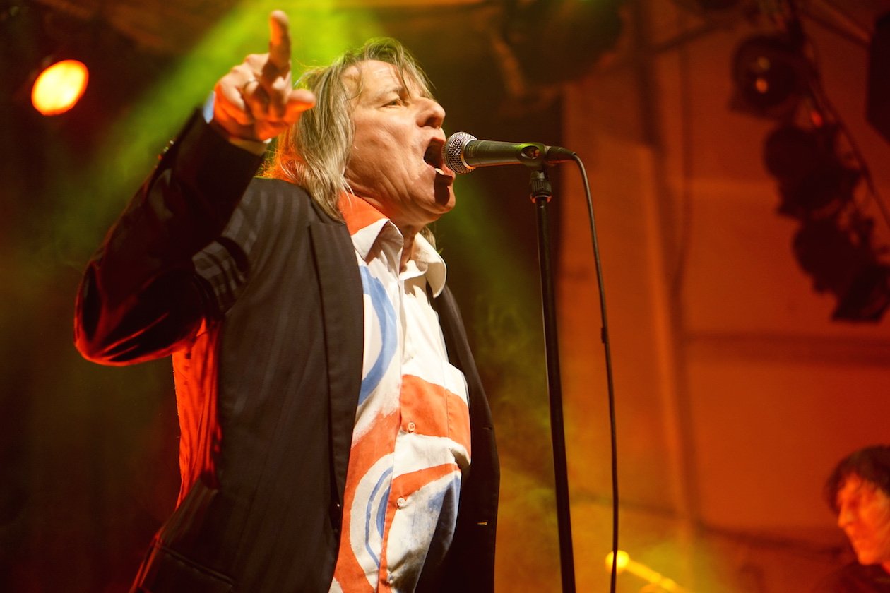 Fehlfarben Peter Hein wie immer im schicken Zwirn. (1/13