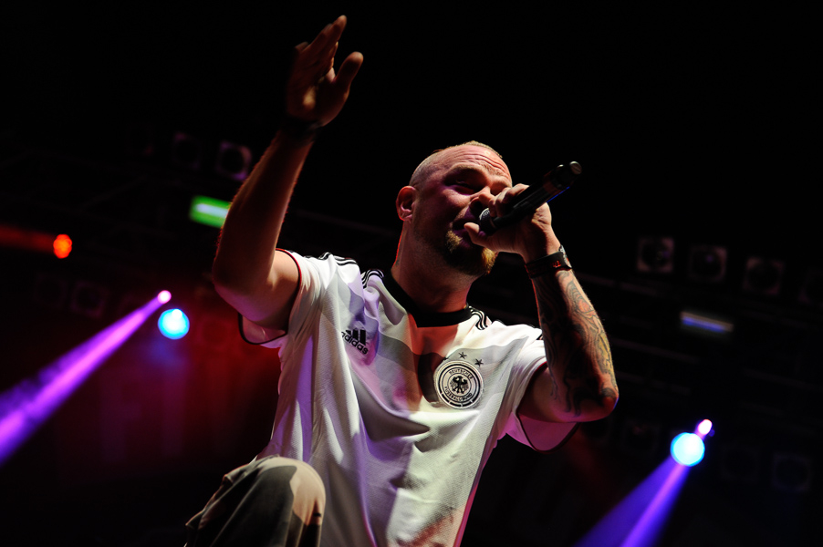 Five Finger Death Punch – Raise your fist in the air! – Am Mic.