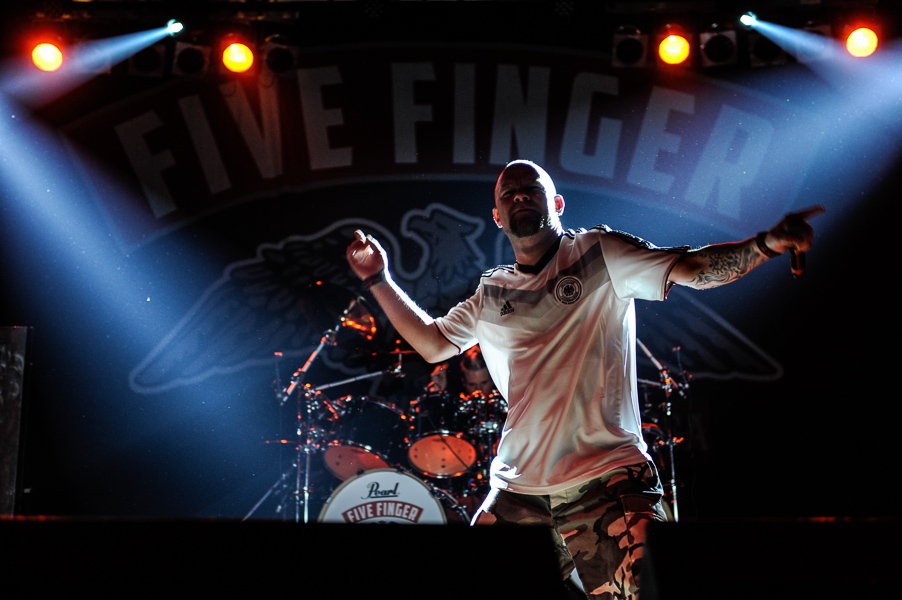 Five Finger Death Punch – Raise your fist in the air! – Im Hintergrund: Drummer Jeremy Spencer.