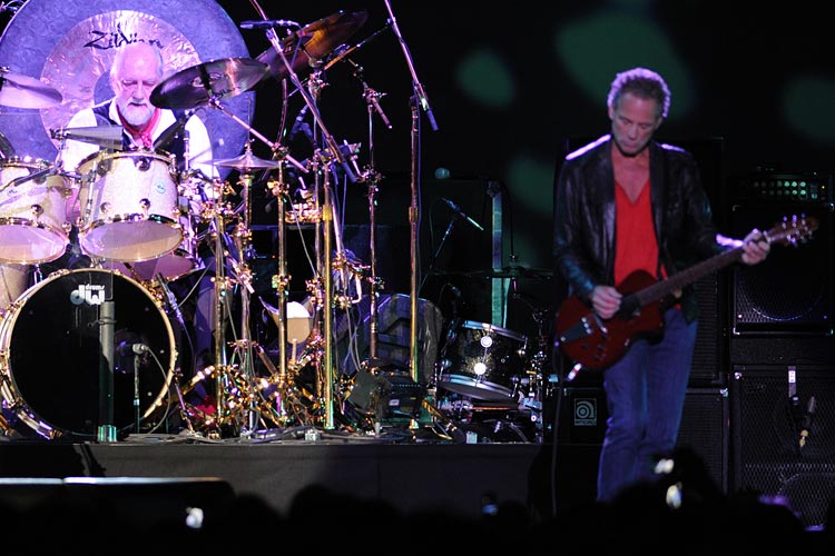Die Westcoast-Rocker in Oberhausen: Fleetwood Mac live – ... zum Publikum bemüht, während Mick Fleetwood hinter seinen Drums thront