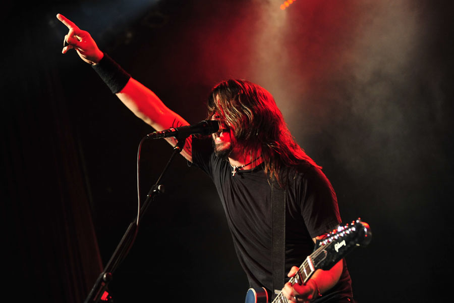 Foo Fighters – Zweieinviertel Stunden kollektiver Wahnsinn. – Dave springt und wütet.