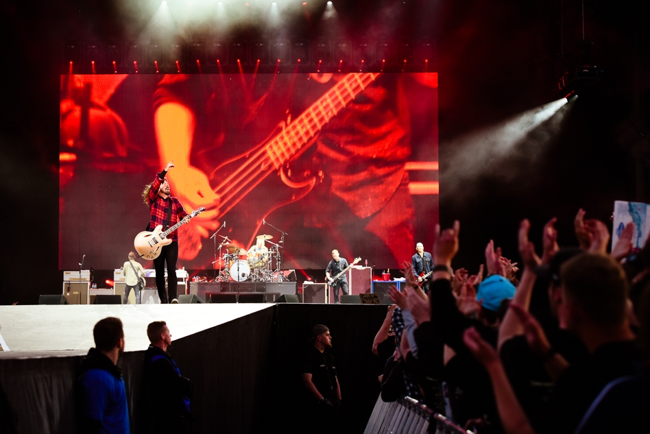 Foo Fighters – Eine Megarockshow von Dave Grohl und Co. – Ein Bass auf der Leinwand.