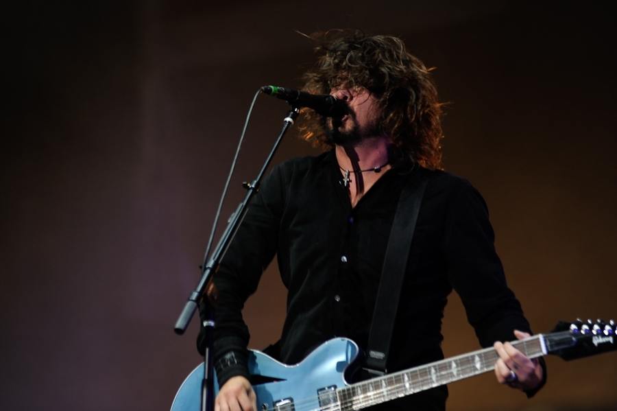 Foo Fighters – In Neuhausen ob Eck fegten Dave Grohl und Co. das schlechte Wetter hinweg. – The blue guitar.