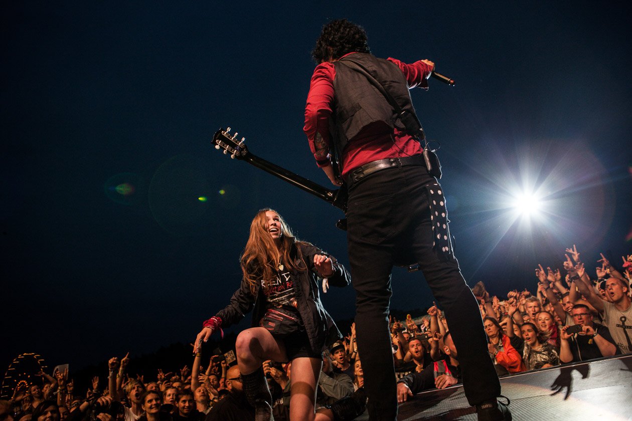 78.000 Fans auf der Sandrennbahn Eichenring! – Billie Joe holt sich Unterstützung auf die Bühne.