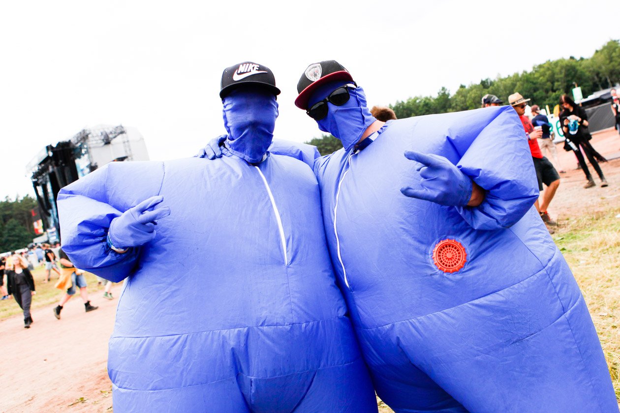 78.000 Fans auf der Sandrennbahn Eichenring! – Die Blue Man Group ist etwas in die Jahre gekommen.