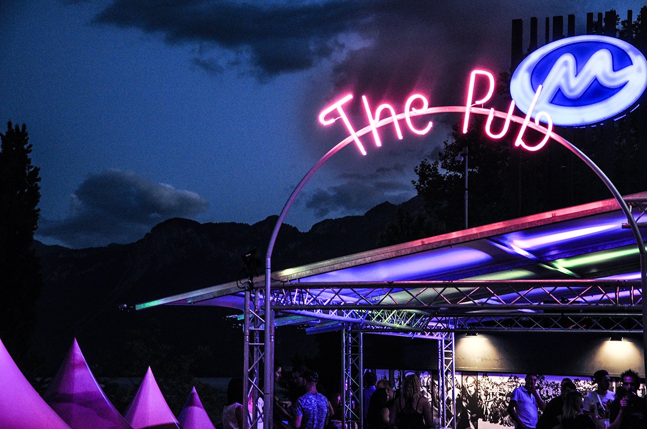 Montreux Jazz Festival >> Neonlicht weist den Weg... (22/30) – Fotos von Mogwai, Sigur Rós und viele Impressionen vom ... Montreux Jazz Festival >> Neonlicht weist den Weg... (22/30) – Fotos von Mogwai, Sigur Rós und viele Impressionen vom ...