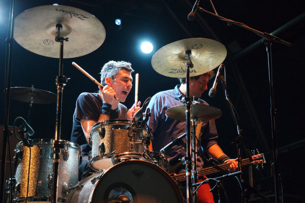 Aktuelle Fotos vom Festival in Barcelona – Shellac-Drummer Todd Trainer.