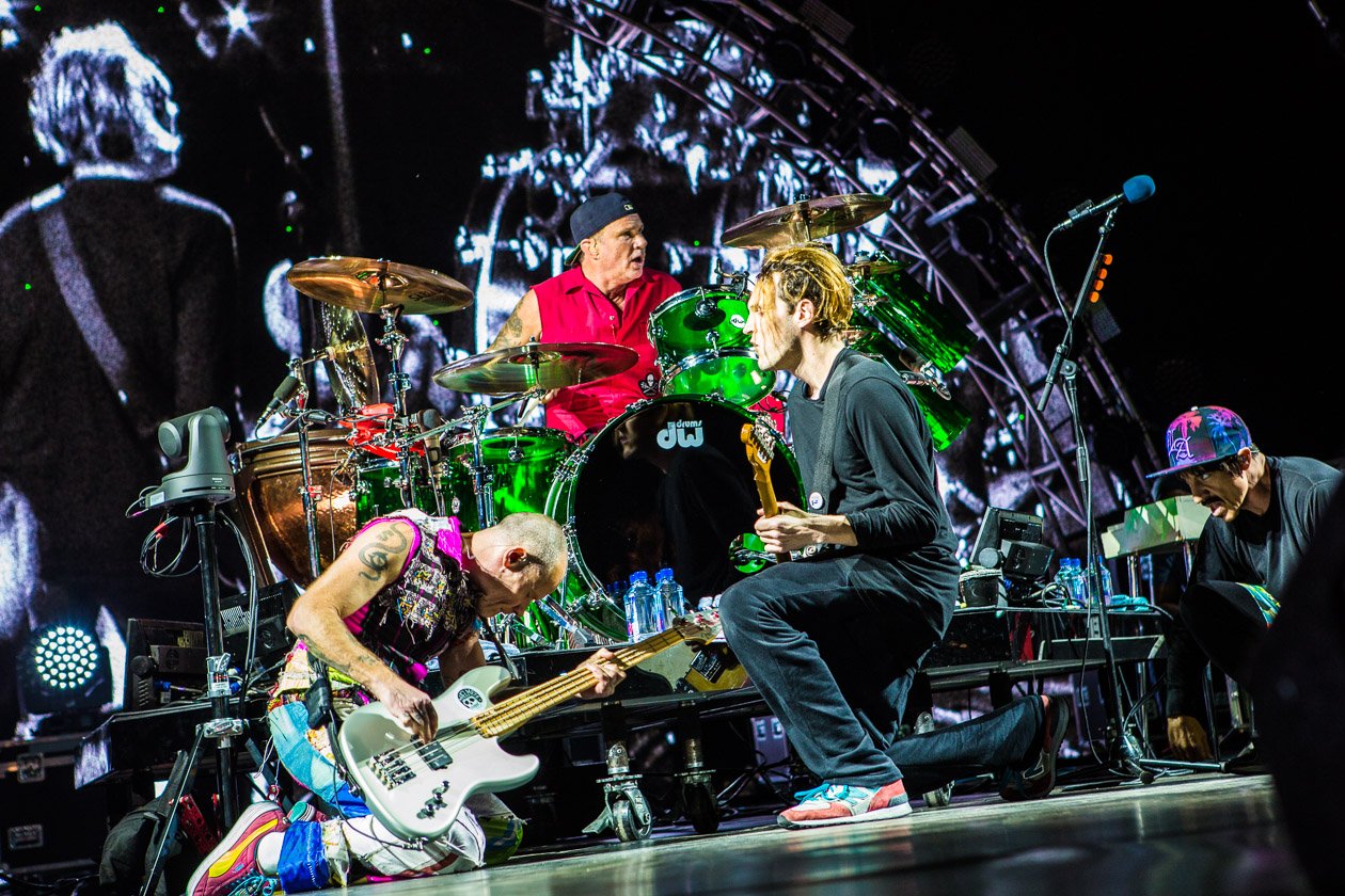 Der Festivalsamstag in der Vulkaneifel. – Beim Headliner am Samstag, den Chili Peppers, gings noch glamourös zu ...