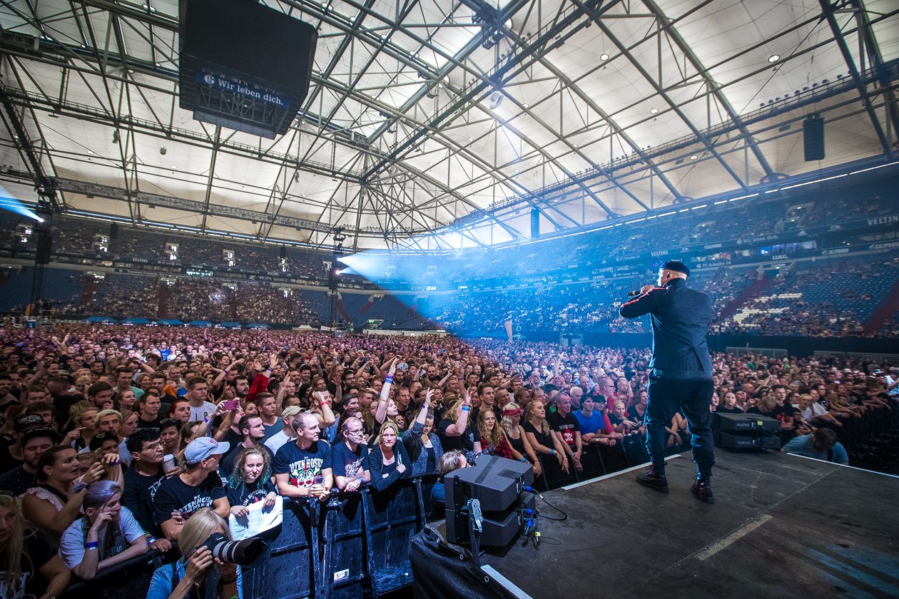 Über 37.000 Fans feiern Die Toten Hosen, K.I.Z und Kraftklub. – K.I.Z auf Schalke