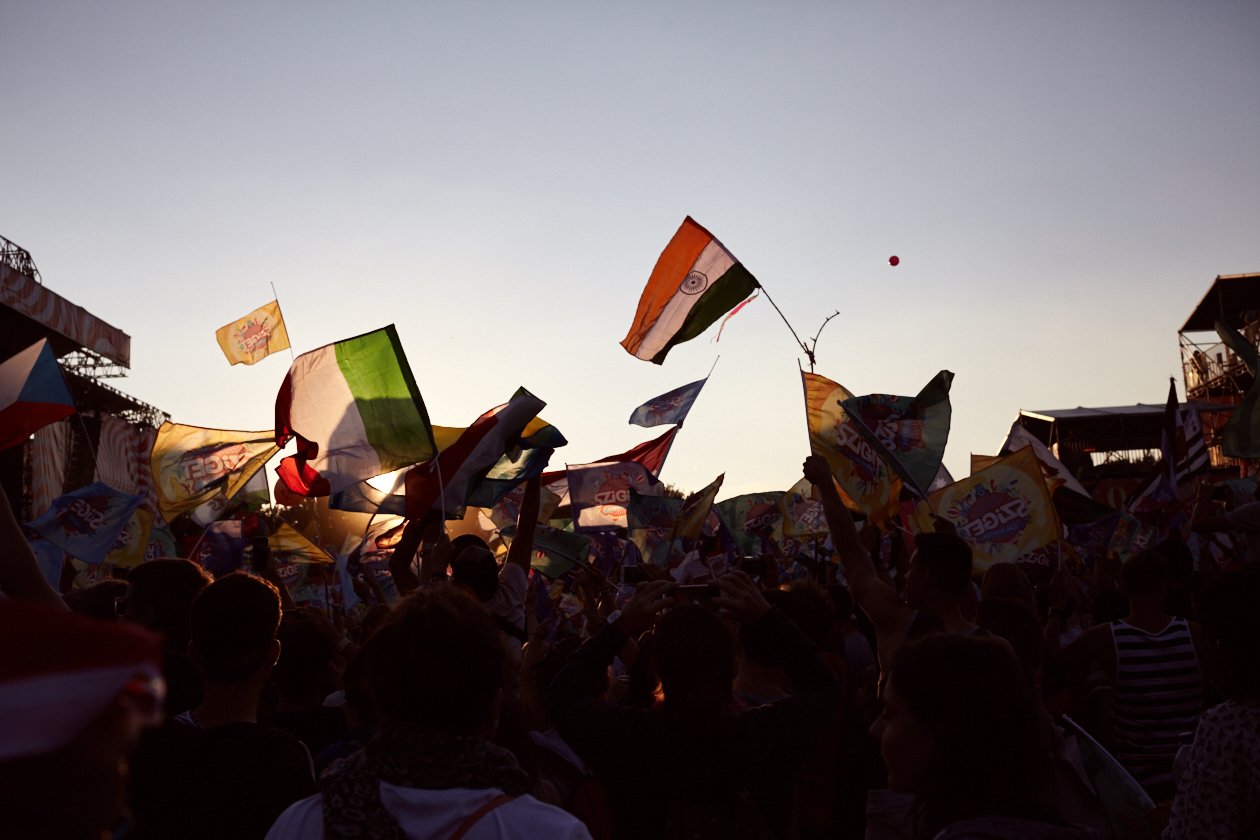 Acht Tage, über 60 Bühnen - Hunderttausende aus der ganzen Welt feiern auf der Budapester Donauinsel. – ... etwa bei der Flag-Party ...
