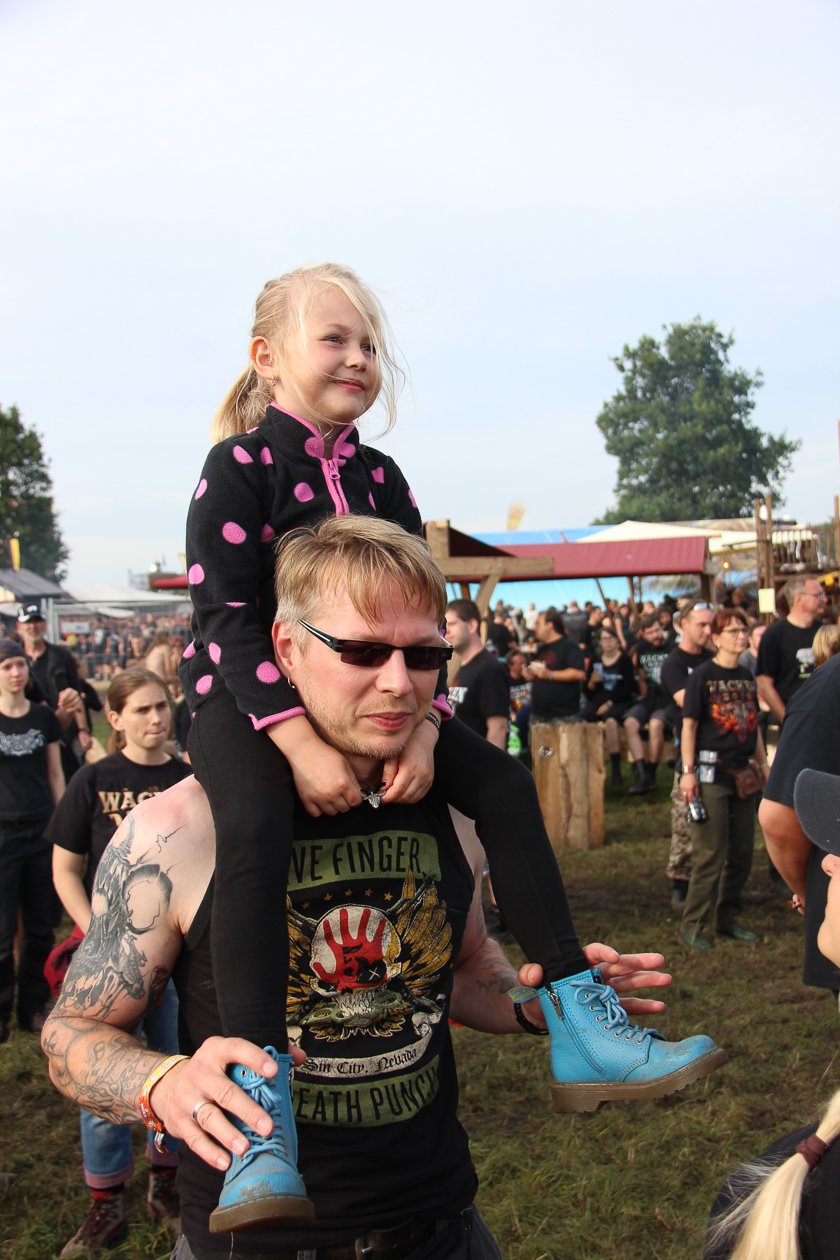 Zur 28. Ausgabe mit Alice Cooper, Megadeth, Marilyn Manson, Accept, Volbeat u.v.a. wurde extra eine Bierpipeline verlegt. – Wacken taugt wie immer für jung ...