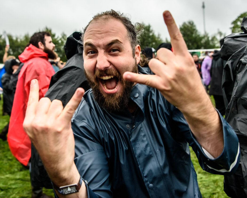 Erstmals in der Geschichte des Metalfestivals verhängten die Verantwortlichen aufgrund tagelangen Starkregens ein Einlassverbot: Rund 50.000 von 85.000 Fans sind vor Ort. – Horns ...