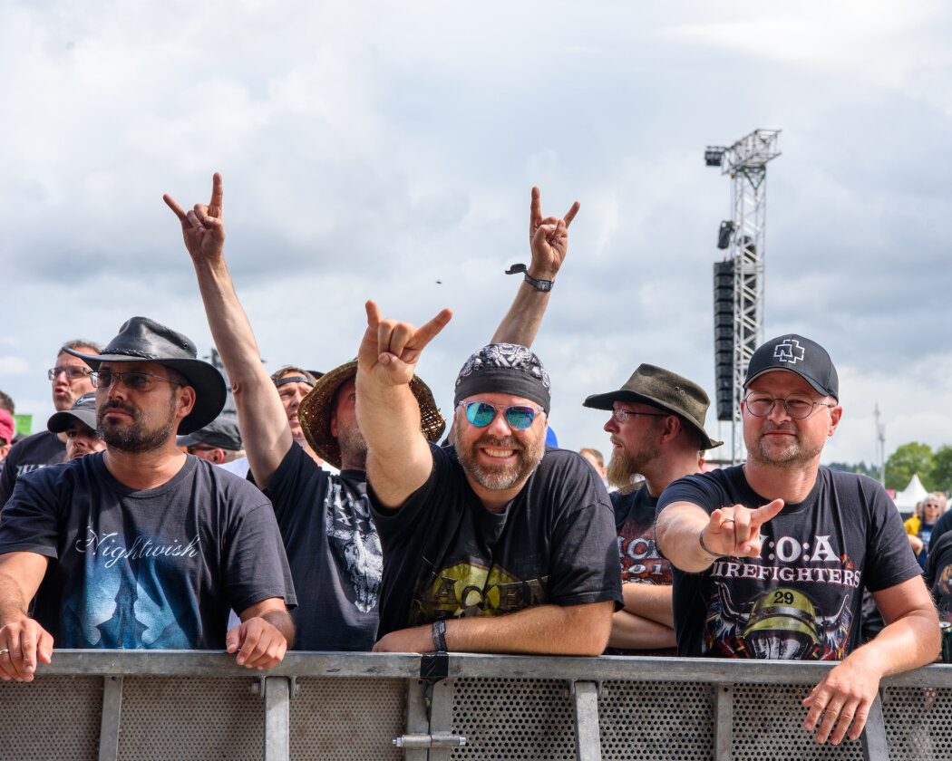 Erstmals in der Geschichte des Metalfestivals verhängten die Verantwortlichen aufgrund tagelangen Starkregens ein Einlassverbot: Rund 50.000 von 85.000 Fans sind vor Ort. – Keine Zeit für ...