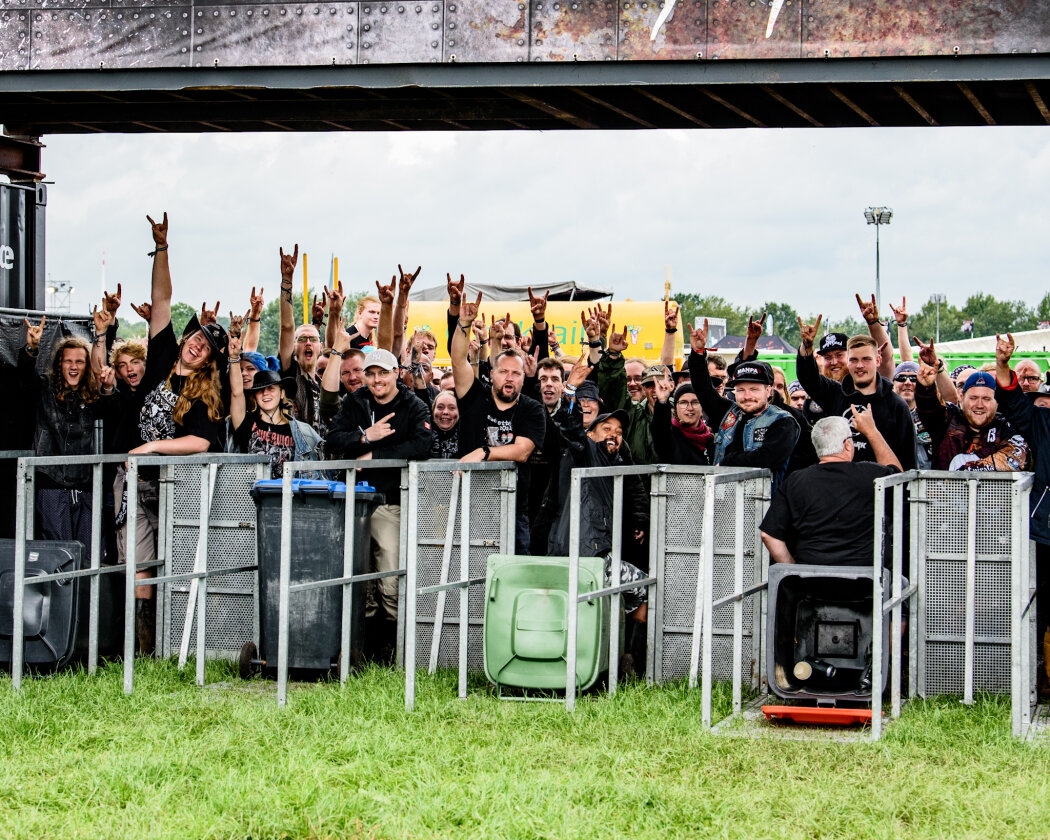 Erstmals in der Geschichte des Metalfestivals verhängten die Verantwortlichen aufgrund tagelangen Starkregens ein Einlassverbot: Rund 50.000 von 85.000 Fans sind vor Ort. – Vorfreude.