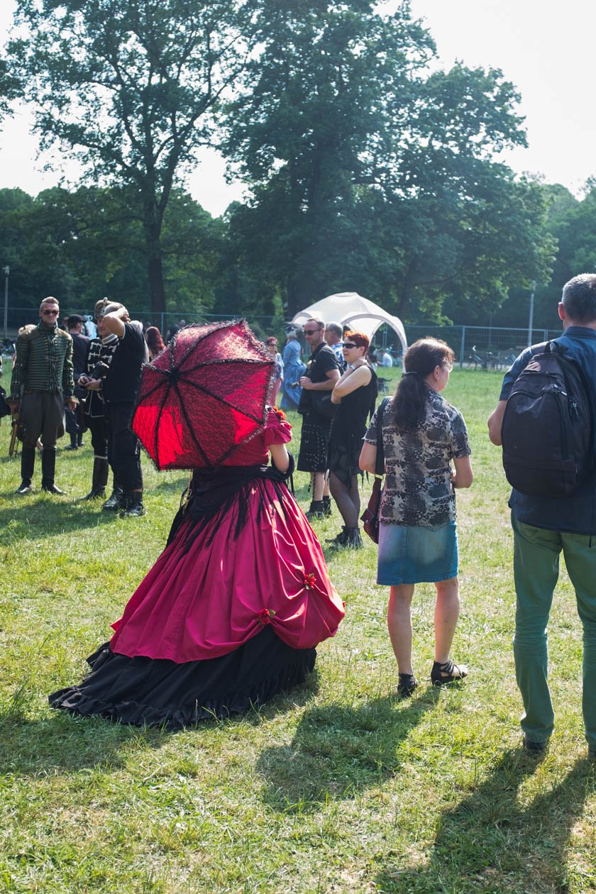 Szene-Treffen in Leipzig: Impressionen vom schwarzen Pfingstwochenende. – Der Freitag begann heiß und sonnig. Entweder man brachte sich einen eigenen Schirm mit ...