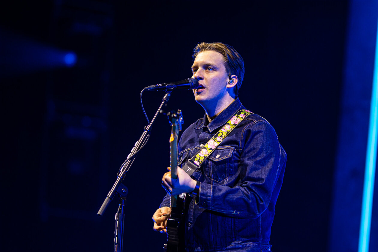 Ezra Ezra. (8/24) Der englische FolkPopRocker on