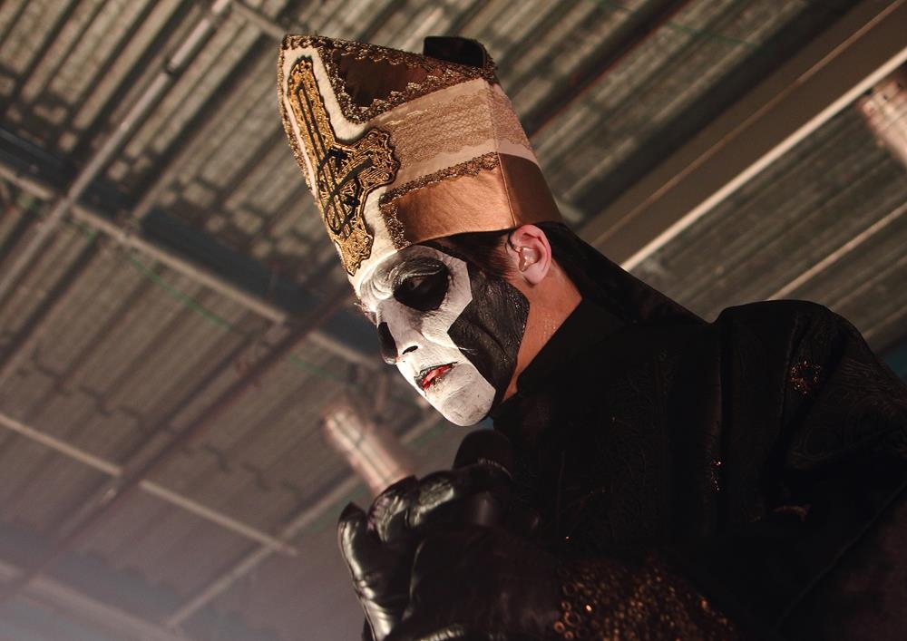 Ghost – Papa Emeritus III. und seine Ghoule zu Gast im ausverkauften Münchener Backstage. – ... bittet zum Gebet.