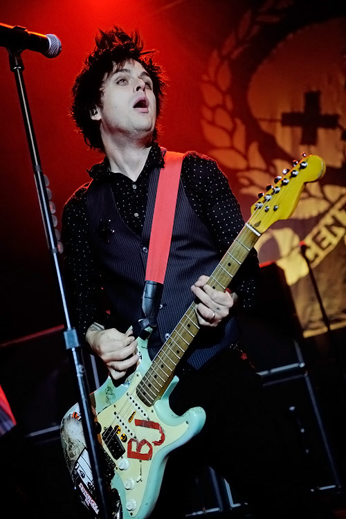 Green Day in der Clubatmosphäre des Kölner E-Werks. – Oft lehnt er sich so weit über den Bühnengraben...