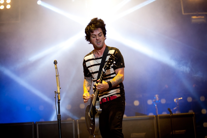 Green Day – Billie Joe Armstrong und Co. rocken die Meute bei jeder Temperatur. – Im Mittelpunkt: Fronter Billie.