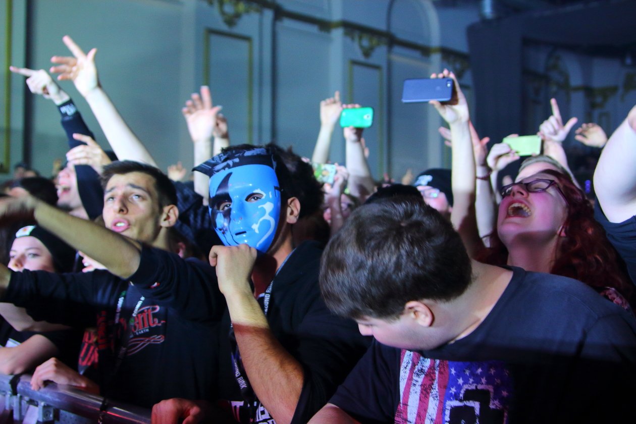 Hollywood Undead – In der Hauptstadt sind die Masken los. – Masken gibts auch im Publikum.