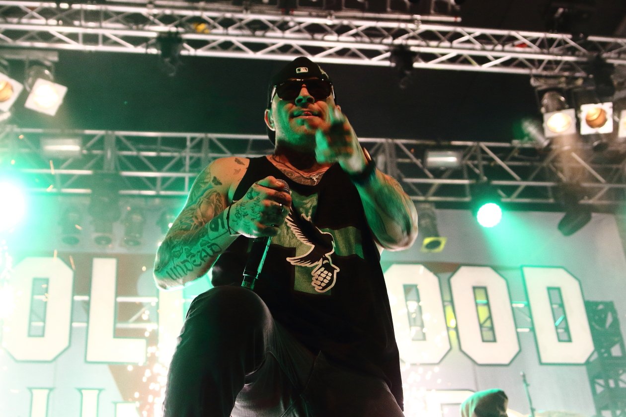 Hollywood Undead – In der Hauptstadt sind die Masken los. – Nach drei Songs kommen die Masken ab.