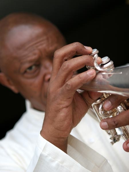 Hugh Masekela schenkt uns zu seinem 70. Geburtstag "Entspannung" (Phola). – ... Mitte der Sechziger mit ...