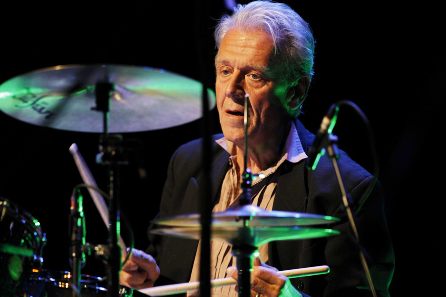 Jools Holland Gilson Lavis an den Drums (3/8) Pianist Jools Holland