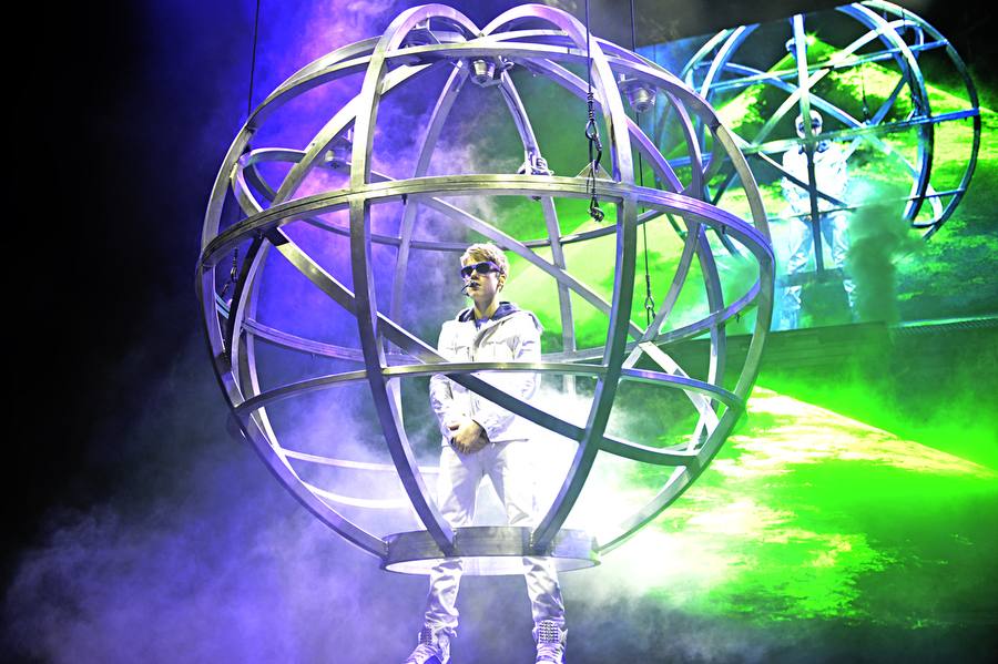 11.000 Mädels bekreischten den Tourstart von The Biebs. – Justin Bieber erscheint aus dem Bühnenboden